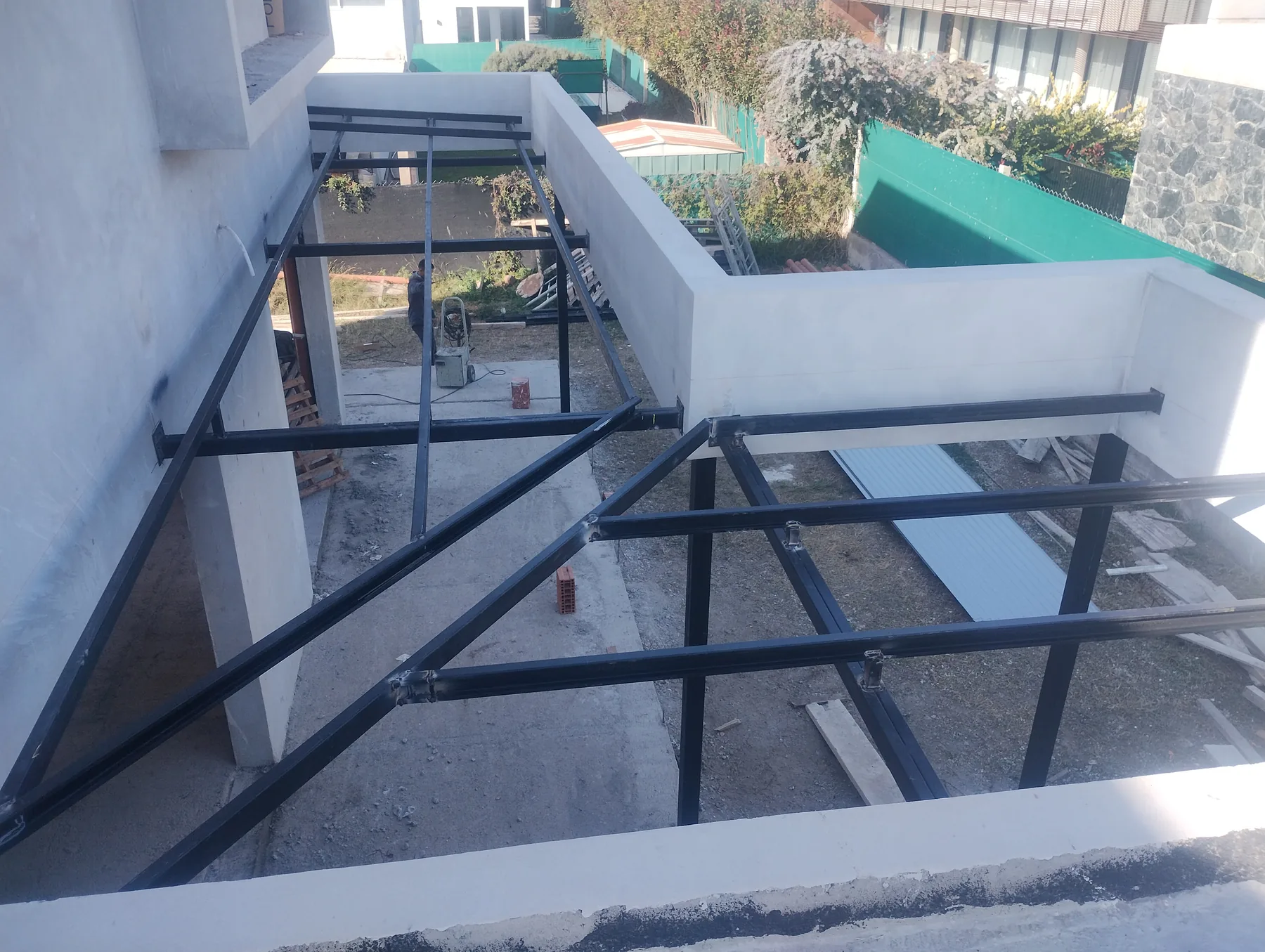 Equipo ejecutando trabajos de obra